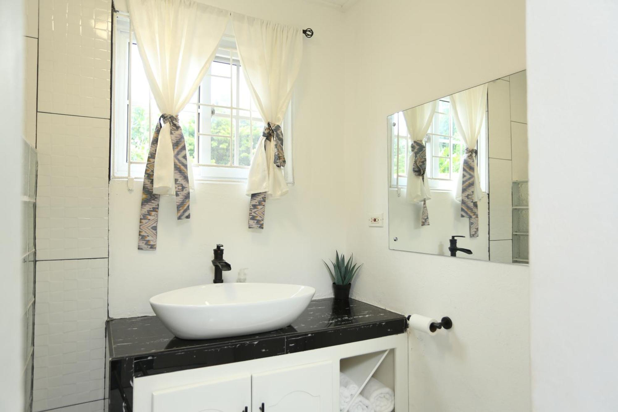 Hidden Gem Apartment คิงส์ตัน ภายนอก รูปภาพ