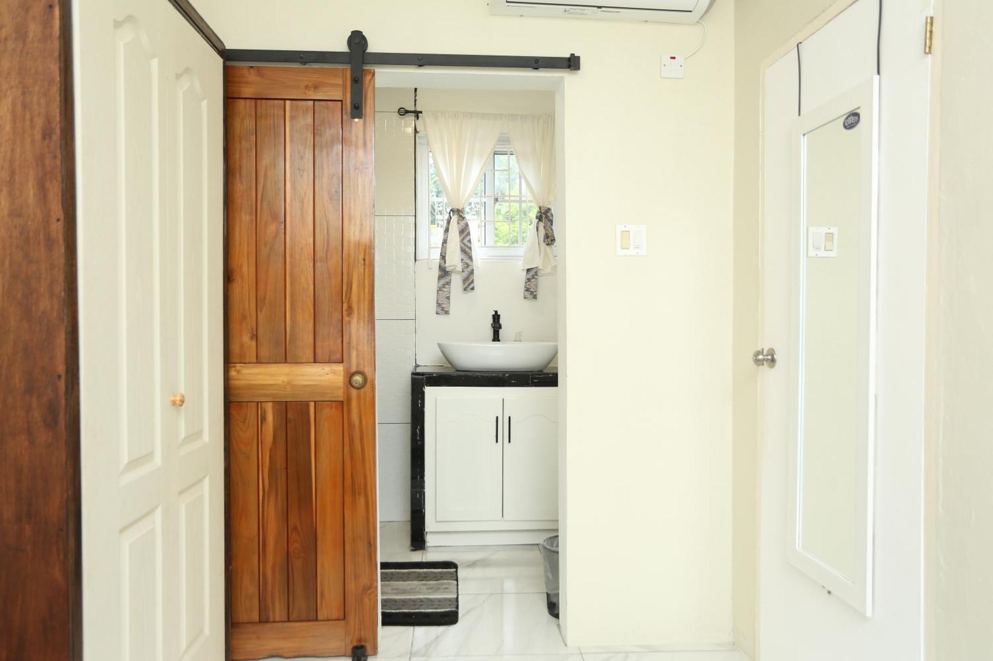 Hidden Gem Apartment คิงส์ตัน ภายนอก รูปภาพ
